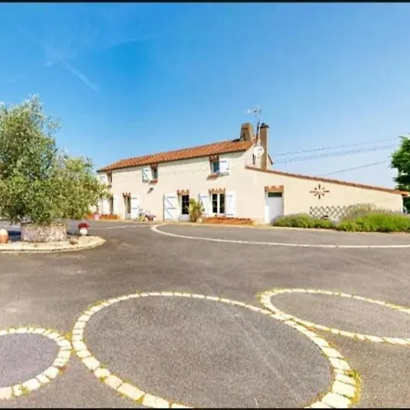 Grande Maison En Campagne Avec Piscine Chauffee Et Decouvrable Semesterbostad Chaudron-en-Mauges